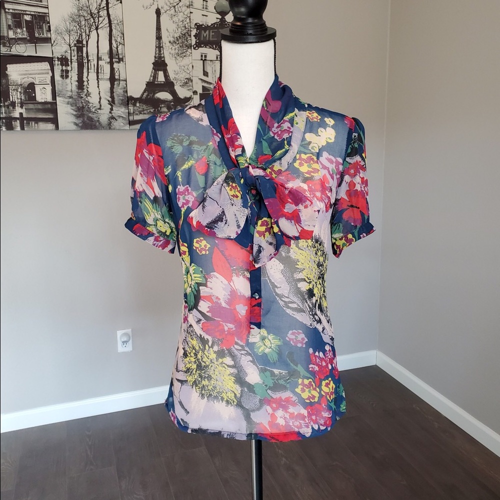 3/$10❗️Target GO International Floral Tie Shirt